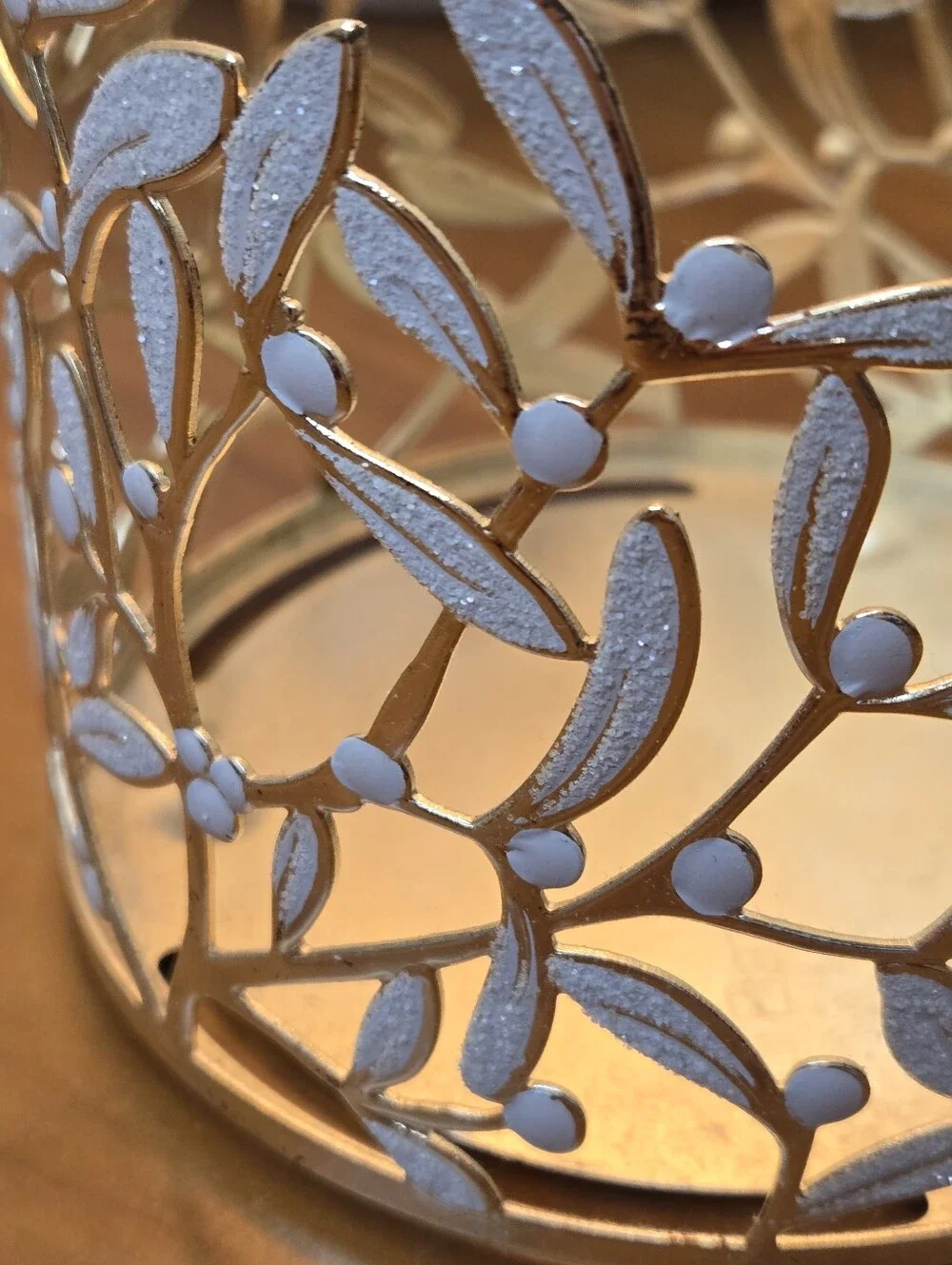 Bath & Body Works 3-Wick Candle Holder New Mistletoe Vine and White Motif